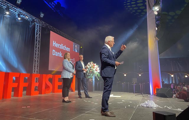 Erwin Schwarb bei seinem letzten Auftritt als Verwaltungsratspräsident. Im Hintergrund Andrea Obrist, die den Anlass moderierte, und Bankleiter Marc Jäger. Foto: Sonja Fasler 