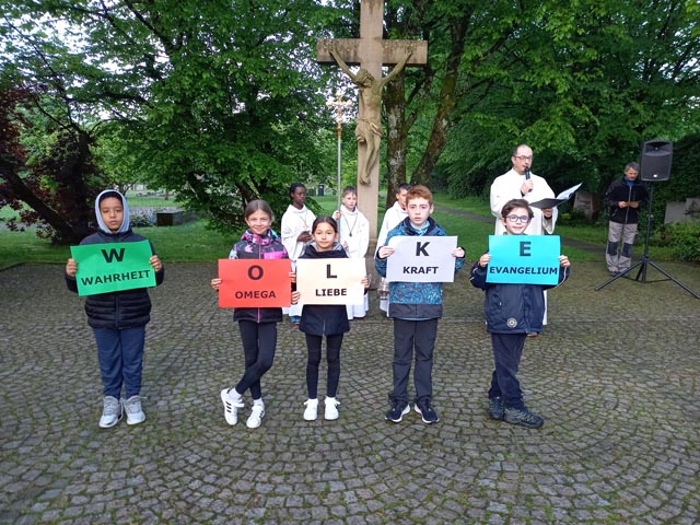 Die Kinder lasen zu jedem Buchstaben des Wortes «Wolke» einen Bibeltext. Foto: Daniela Grether