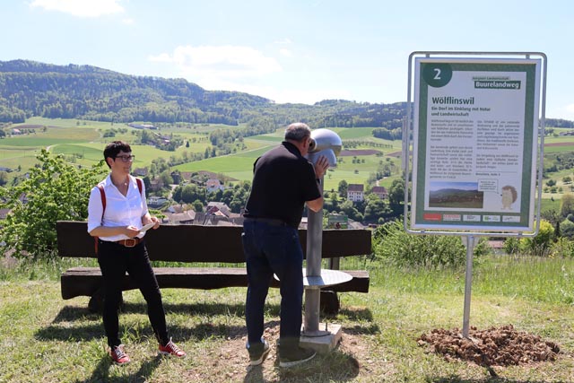 Colette Basler, Vizepräsidentin des Bauernverband Aargau und Landammann Markus Dieth testen das Viscope-Fernrohr. Foto: Mira Güntert, Aargauer Zeitung
