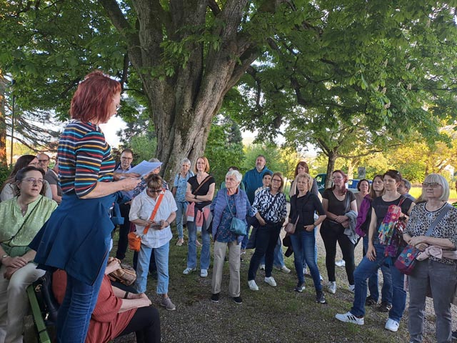 Nadja Soder, Bibliothekarin beim Lesen einer haarsträubenden Geschichte. Foto: zVg