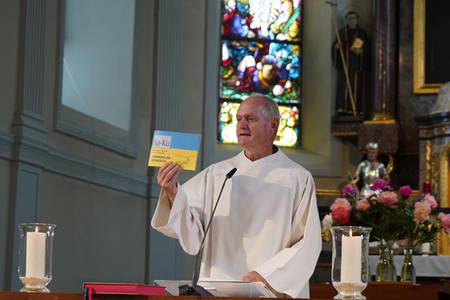 Christoph Küng, Gemeindeleiter der röm.-kath. Kirchgemeinde Wölflinswil-Oberhof, beim Pfingstgottesdienst. Foto: zVg