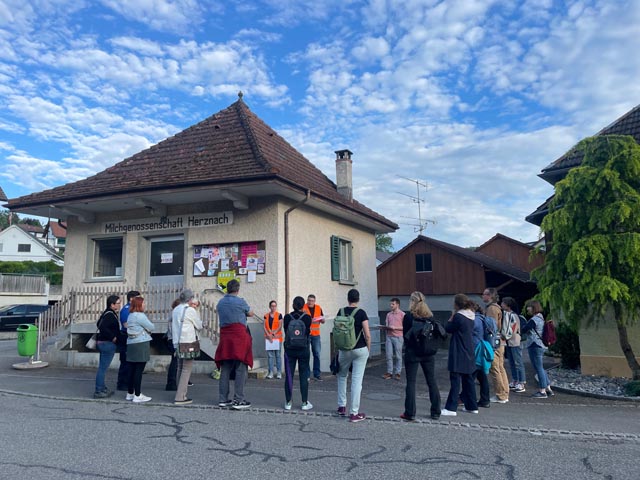  Pedibus-Koordinator Sebastian Kessler und seine Stellvertreterin Denise Wipf stellen den Pedibus vor. Foto: VCS Aargau / zVg