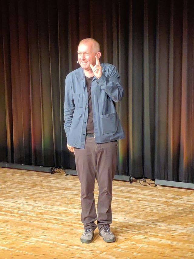 Ein mahnender Zeigefinger für brenzlige Situationen? Nein, Simon Enzler blickt mit seinem Appenzeller Charme aufs Zeitgeschehen, pointiert und mit Humor. Foto: Dominik Pfoster