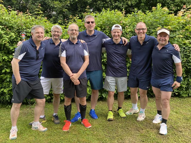 Die 45+-Herren feiern den 1. Tabellenrang. Foto: zVg