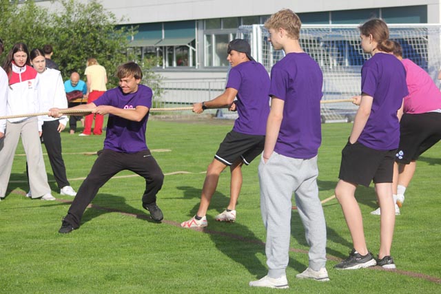 eim Seilziehen und Unikockey erwachte der Wettkampfgeist. Fotos zVg