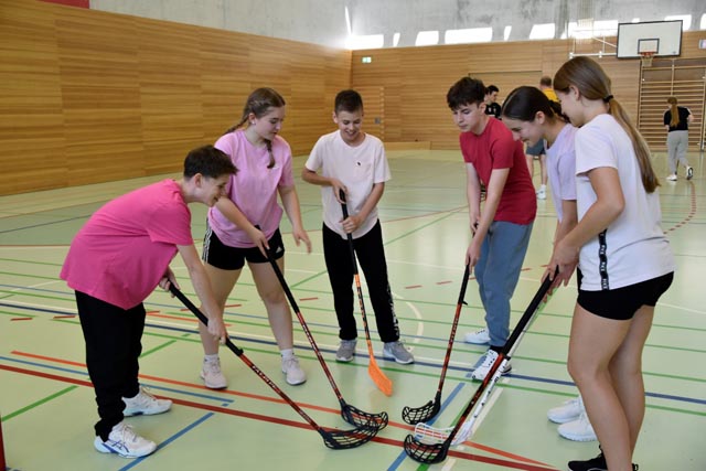 Beim Seilziehen und Unikockey erwachte der Wettkampfgeist. Foto: zVg
