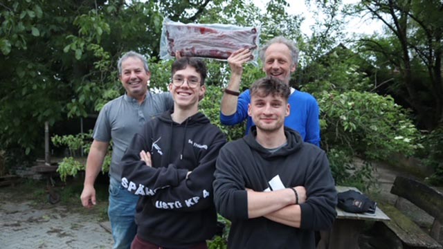 Die Siegergruppe «Väter und Söhne»: vorne von links Robin Freiermuth und Noah Schib; hintere Reihe von links Gregor Freiermuth und Erich Schib. Foto: zVg