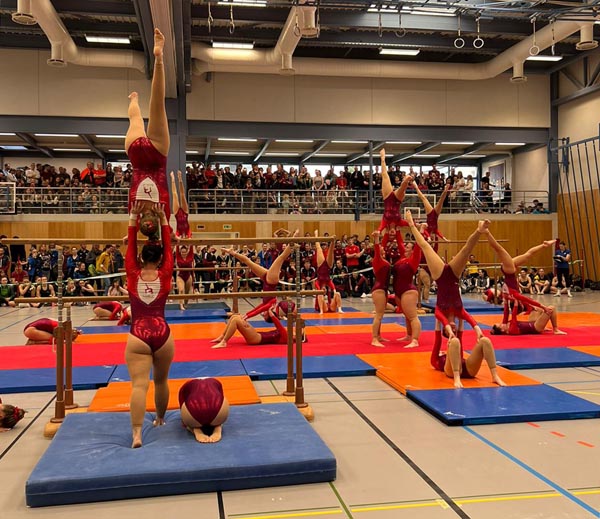 Die Damenriege turnte ihr Gerätekombinations-Programm vor zahlreichen Zuschauern. Foto: zVg