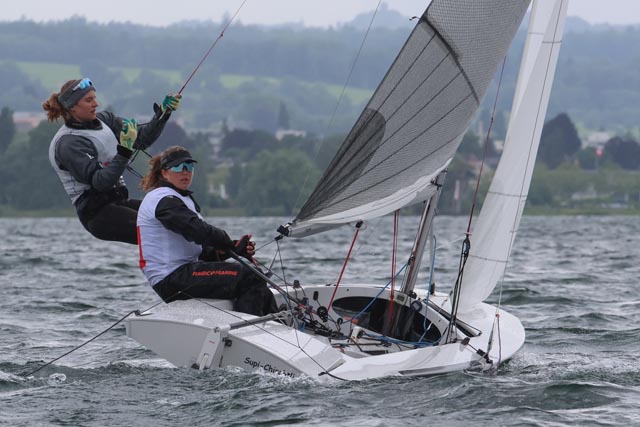 Mona Venhoda (Steuer) und Fiona Schärer (Trapez). Foto: zVg