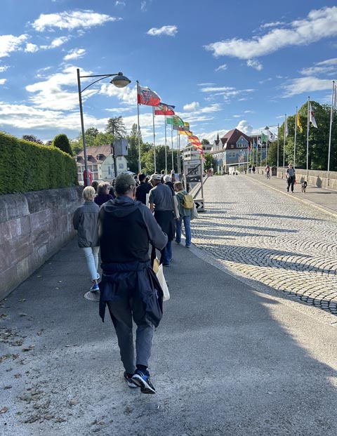 Spaziergang über die Rheinbrücke nach Rheinfelden Baden. Foto: Jessica Fässler