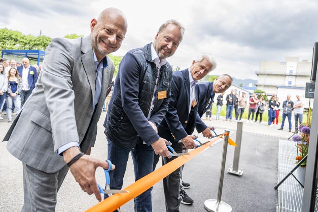 Von links: Dirk Dupper, Werksleiter; Sjef Arets, Head of Operations Vitamine; Joachim Baeckert, Projektdirektor; Daniel Benczedi, Vice President Science & Research. Foto: zVg