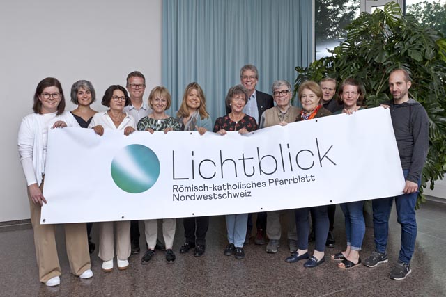 Die Delegierten des neuen Vereins Pfarrblattvereinigung Nordwestschweiz von links nach rechts: Elvira Rumo, Nadia Omar, Judith Hermes-Boutellier, Ivo Corvini, Béatrice Demuth, Jeannette Häsler Daffré, Pia Dongiovanni, Felix Wehrle, Werner Weibel, Carla Sorato Attinger, Dominik Prétôt, Annette Jäggi, Basil Schweri, Es fehlen: Geri Stöcklin, Daniela Leu. Foto: Roger Wehrli