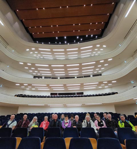 Die Mitglieder der MG Schupfartauf der KKL-Bühne in Luzern. Foto: zVg