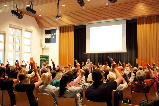 Einstimmige Wahl von Gunthard Niederbäumer als Vereinspräsident. Foto: Anina Riniker 
