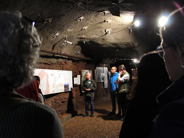 Gemeinderat Herznach-Ueken, auf einer spannenden Führung durch den Bergwerkstollen. Foto: Anina Riniker