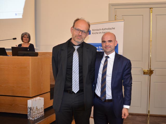 In der Verabschiedung durch den Vizepräsidenten des Kirchenrates würdigte Oliver Dinichert (rechts) das grosse Engagement vom bisherigen Kirchenratspräsidenten Luc Humbel (links) in seinen 14 Amtsjahren. Foto: zVg