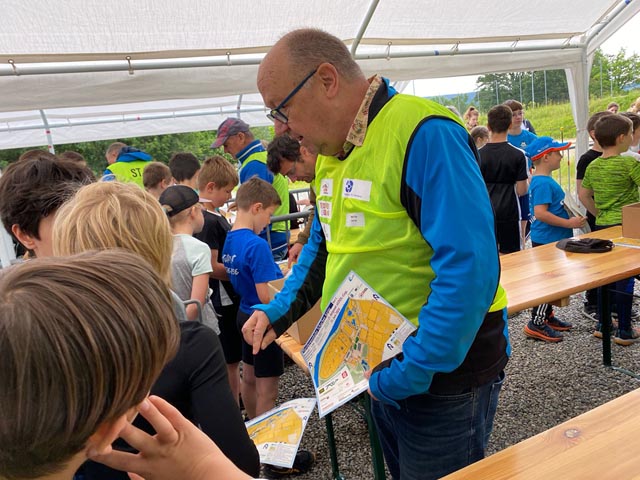 Ein Voluntari beruhigt die Schüler vor dem Start.