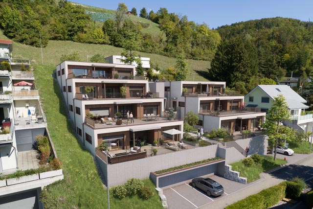 An einem sonnigen Südwesthang entstehen sieben hochwertige Terrassenwohnungen bzw. Terrassenhäuser. Visualisierung: zVg