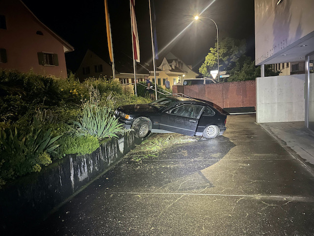 Döttingen: Vor Gemeindehaus gelandet