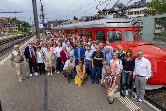 Die Mitglieder des Kiwanis-Clubs Frick feierten das Jubiläum mit einer Fahrt mit dem «roten Pfeil Churchill». Foto: zVg