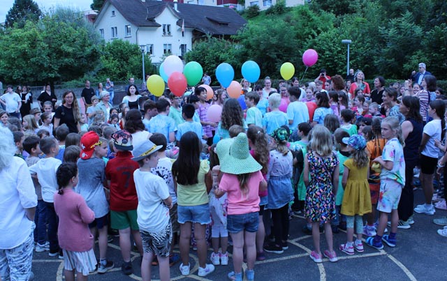 Die 6.-Klässler liessen ihre Ballone mit ihren Wünschen steigen. Foto: Monika Hauswirth