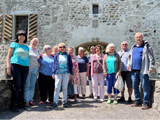 Die Rheinfelder 1958er besichtigten die alten Gemäuer des Schlosses Hallwyl. Foto: zVg