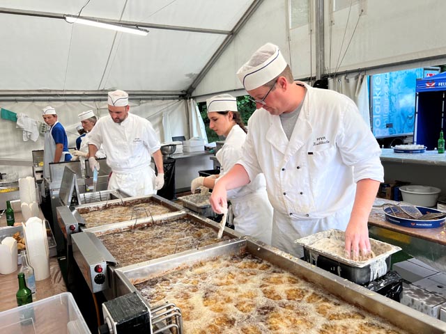 Die Filets werden in die Fritteusen eingelegt. Foto: Simon De Bona