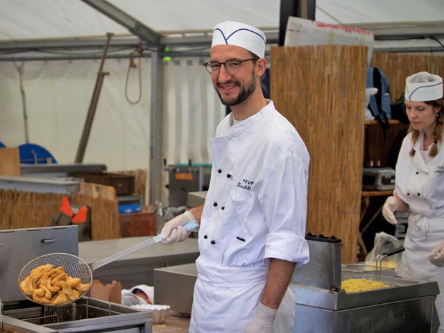 Chefkoch Hannes Oberholzer schöpft die beliebten Zanderfilets im Bierteig aus der Fritteuse. Foto: Simon De Bona