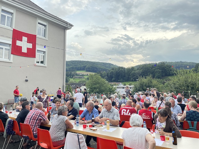 In Zuzgen lädt Festredner Werner Müller «Helvetia» zu einer Ballonfahrt über die Schweiz ein