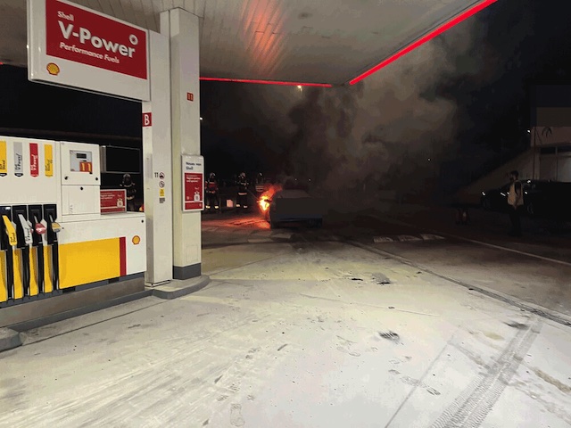 A1 / Würenlos: Auto brannte bei Rastplatz