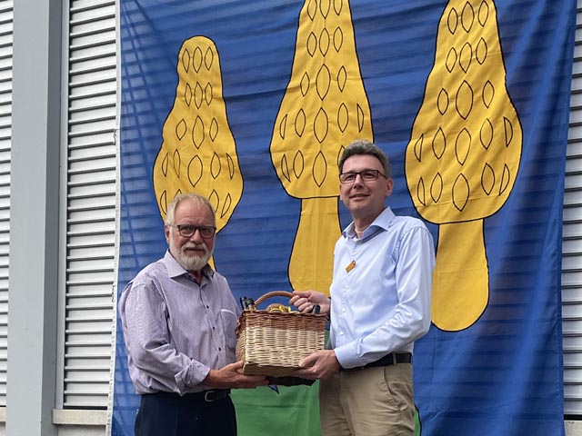 Gemeindeammann Thomas Rohrer dankt Regierungsrat Dieter Egli für seine gehaltvolle Festrede. Foto: Daniela Rohrer