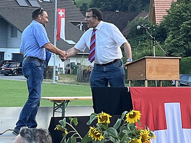 Gemeindeammann Roger Fricker (rechts) bedankt sich bei Festredner, Grossrat Alex Reimann. Foto: zVg