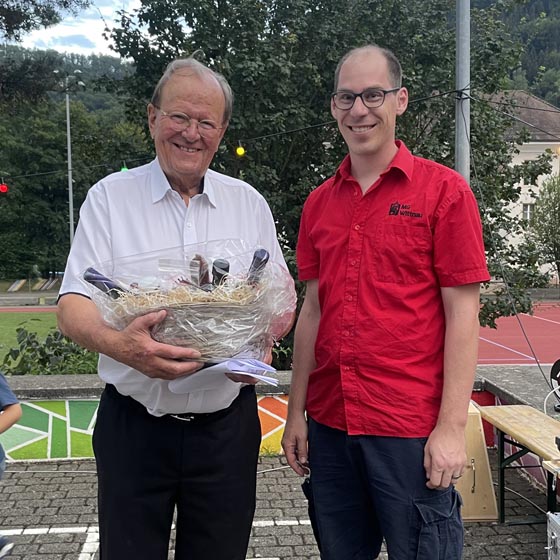 Guido Brogle und Remo Husner, Vizepräsident der Musikgesellschaft Wittnau, welcher dem Ehrengast im Namen der Gemeinde ein Geschenk als Dankeschön überreichen durfte. Foto: Lilia Staiger