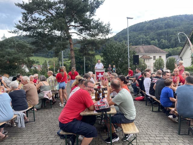 Aufmerksam lauschen die Wittnau der Wortendes Festredners. Foto: LIlia Staiger