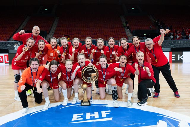 Die U16-Nationalmannschaft nach dem Sieg an der EM in Göteborg. Dritte von rechts in der hinteren Reihe ist Jessica Acklin. Foto: zVg
