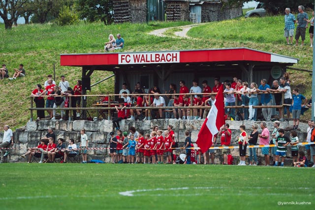 Volksfeststimmung auf dem Sportplatz Bueancher. Über 300 Zuschauer gaben dem Cupspiel einen würdigen Rahmen. Foto: Yannik Kühne
