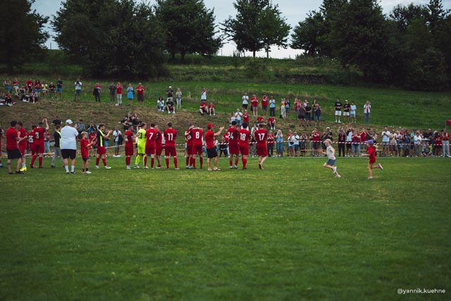 Volksfeststimmung auf dem Sportplatz Bueancher. Über 300 Zuschauer gaben dem Cupspiel einen würdigen Rahmen. Foto: Yannik Kühne