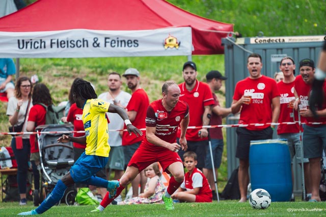 Volksfeststimmung auf dem Sportplatz Bueancher. Über 300 Zuschauer gaben dem Cupspiel einen würdigen Rahmen. Foto: Yannik Kühne
