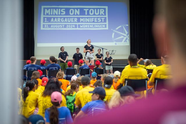 Unter dem Motto «Gemeinsam unterwegs» kamen über 460 Ministrantinnen und Ministranten bei schönstem Wetter zusammen, um mit witzigen Spielen und fantasievollen Postenläufen gemeinsam den Aargau zu erkunden und sich und die anderen Scharen kennenzulernen. Foto: zVg