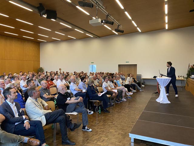 Das Interesse war gross: Rund 200 Gäste verfolgten die Vorträge der KI-Fachleute. Foto: Sonja Fasler