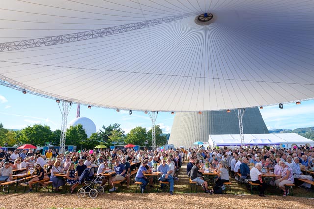 Das «Magic Sky»-Zelt bot dem Publikum bei spätsommerlichen Temperaturen willkommenen Schatten. Foto: KKL / Geri Krischker