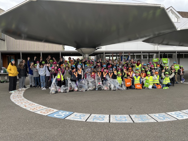 Clean-up-Day in Sisseln und Eiken – dsm-firmenich unterstützt beim Aufräumen