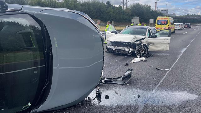 Oftringen / A1: Auto kippt durch Kollision auf Seite