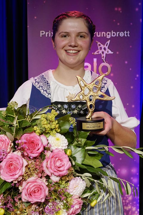 Anja Mettler aus Frick mit ihrem kleinen Prix Walo. Foto: Prix Walo/zVg