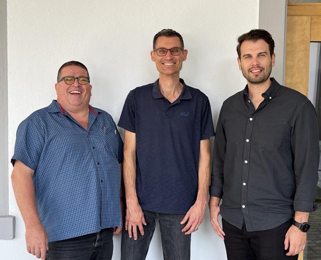 Vizeammann Urs Müller (links) und Gemeindertat Temay Liridon (rechts) begrüssen ihren neuen Gemeinderatskollegen Markus Mayer in ihrer Mitte. Foto: zVg 