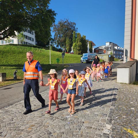 Die Regionalpolizeien übten mit den Kindern, wie man den Schulweg sicher bewältigt. Foto: zVg 
