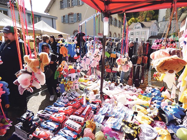 Bunt und beliebt: Die Marktstände an der hela. Foto: Archiv/jw