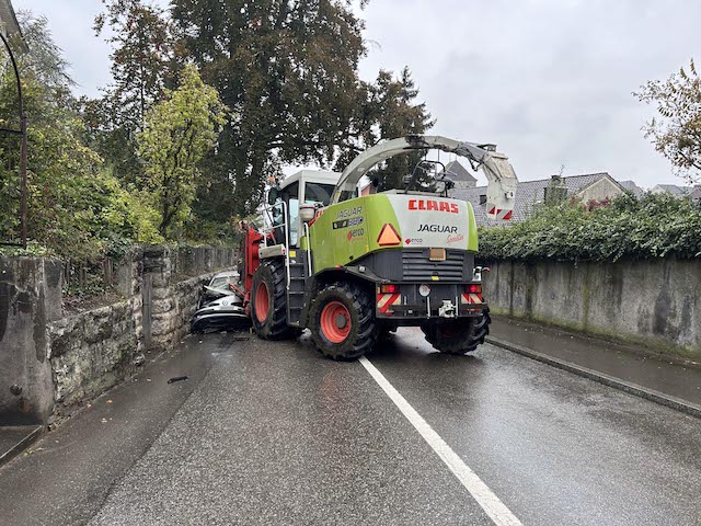 Brugg: Frontalkollision mit Maishäcksler