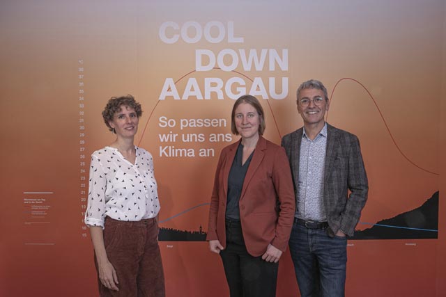 Von links: Jasmin Winkler, Leiterin Museum beim Naturama Aargau, Mirjam Kosch, Grossratspräsidentin und Norbert Kräuchi, Abteilungsleiter Landschaft und Gewässer des Kantons Aargau, eröffneten die Sonderausstellung «Cool down Aargau» im Naturama. Foto: © Naturama Aargau