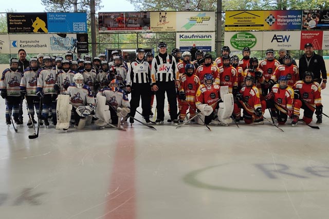 Dank an die Unparteiischen beim Match der U13. Foto: zVg